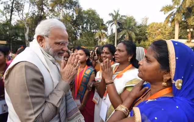 Pradhan Mantri MUDRA Yojana 2025, PMMY 10 years, MUDRA loan scheme, micro-entrepreneurs India, Shishu Kishore Tarun loans, financial inclusion India, small business loan 2025, MUDRA Yojana benefits, how to apply MUDRA loan, empowering Indian entrepreneurs.