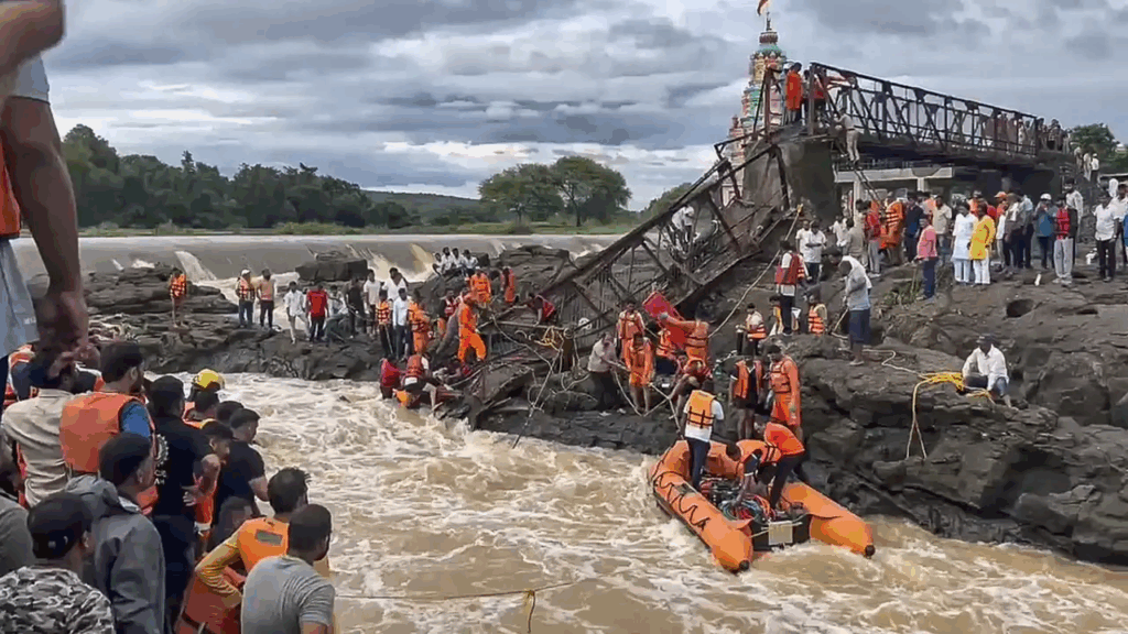Pune Footbridge Crashes due to heavy crowd