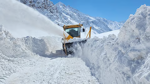 Snowfall and Avalanche Shut Down Zojila Pass